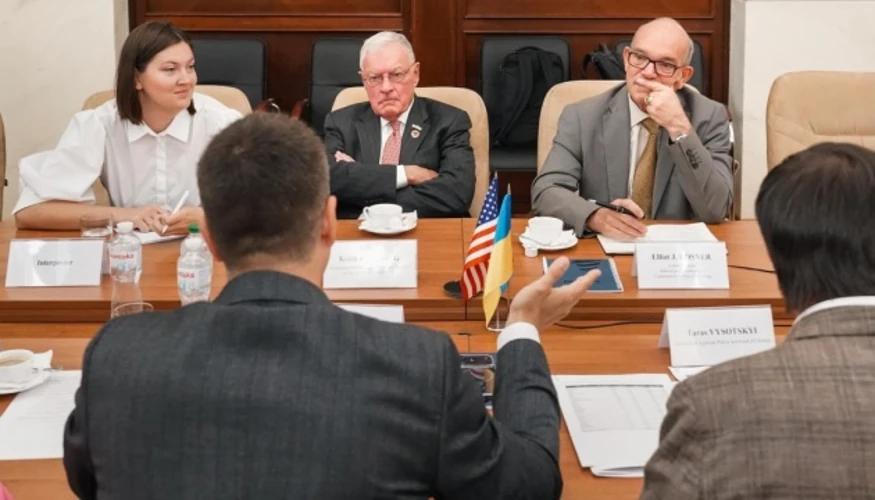 Кіт Келлог під час відвідування Одеського морського порту, фото Міністерства з відновлення, інфраструктури та транспорту