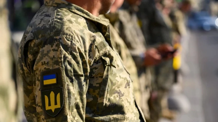 Роман Костенко на тлі будівлі Верховної Ради або засідання комітету з питань національної безпеки, оборони та розвідки