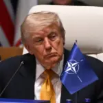 Президент США Дональд Трамп під час підписання законопроєкту про санкції проти РФ та Ірану